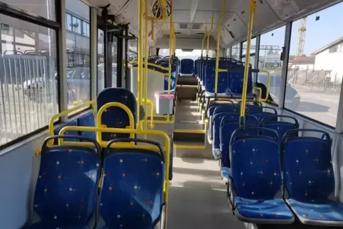 Sonntags leer - weil er sonntags nicht fährt, der Bus der Linie 590.