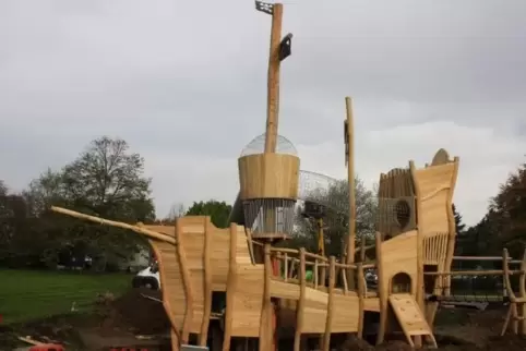 Fast fertig: das Piratenschiff auf der Wachenheimer Schwimmbadwiese.