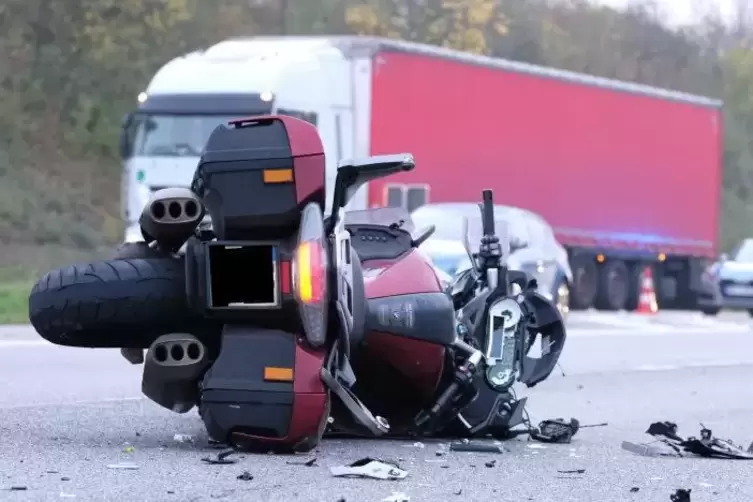 Der Fahrer des Motorrads konnte am Unfallort reanimiert werden, starb allerdings im Krankenhaus. Der Laster im Hintergrund hat m