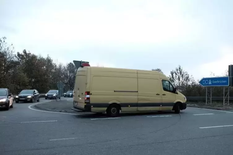 Von der Abfahrt direkt auf die Auffahrt: Ungeduldige gef&auml;hrden mit illegalen Wendeman&ouml;vern andere Verkehrsteilnehmer.