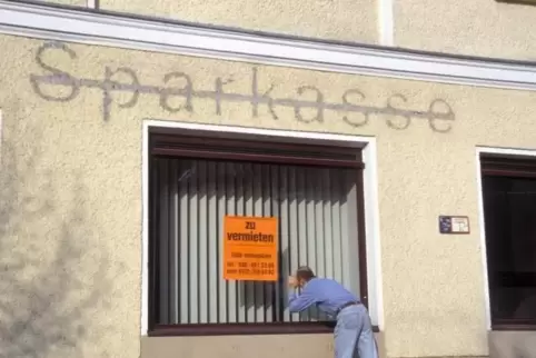 Jemand da? Die Bankbranche steckt in einem Dilemma: Der Betrieb vieler Filialen rechnet sich nicht mehr. Doch die Schließung von