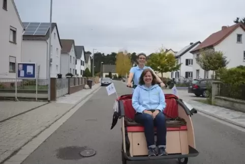 Mit der Rikscha in Dudenhofen unterwegs: Monika Kreckel, Leiterin des Rikschas-Projekt, als Fahrerin und Angela Glaser, Gründeri