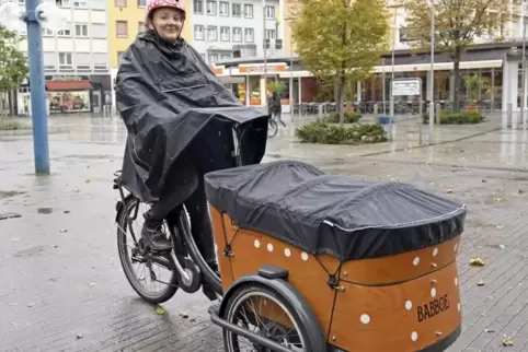 Stella Sykora ist auch bei Wind und Wetter mit dem Rad unterwegs, hier am Berliner Platz. Wenn sie nicht gerade einkaufen fährt,