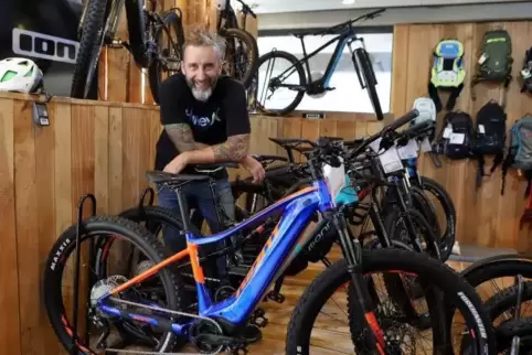Fahrräder mit E-Motor machen bei Georg Rödel den weitaus größten Teil des Geschäftes aus.