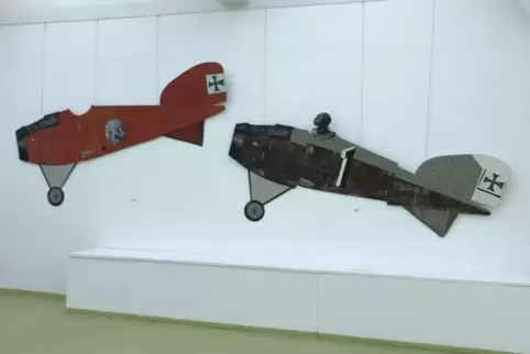 Das Balkenkreuz zeigt, woher der böse Flieger kommt: „Letadlo 1 + 2“ von Witold Zareba (Polen), Linolschnitt, Holzschnitt, Digit