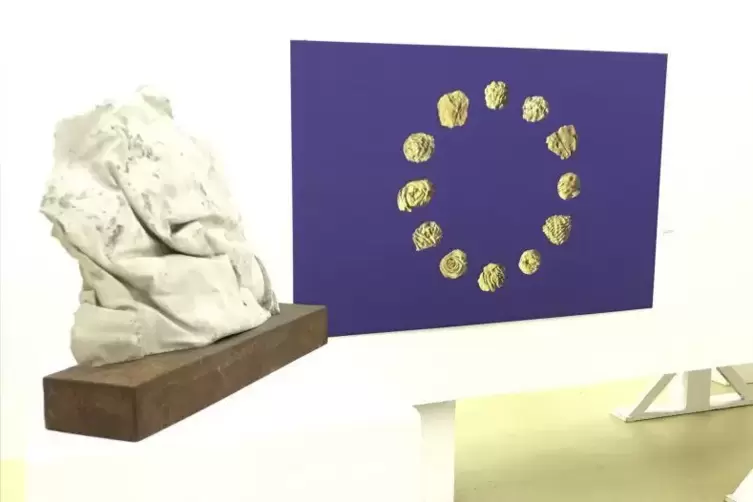 Irgendwie steckt Europa drin: Beton-Plastik und Gem&auml;lde von Rastislav Biarinec (Slowakei).