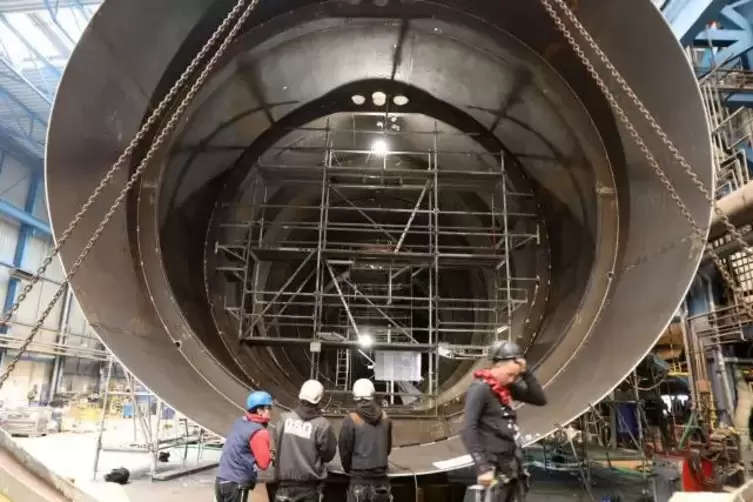 &bdquo;Geht&rsquo;s dem Hafen gut, geht&rsquo;s auch Rostock gut&ldquo;, sagen die Rostocker. Hier ein Tank f&uuml;r Fl&uuml;ssigerdgasantrieb von Aida-Schiffen, 