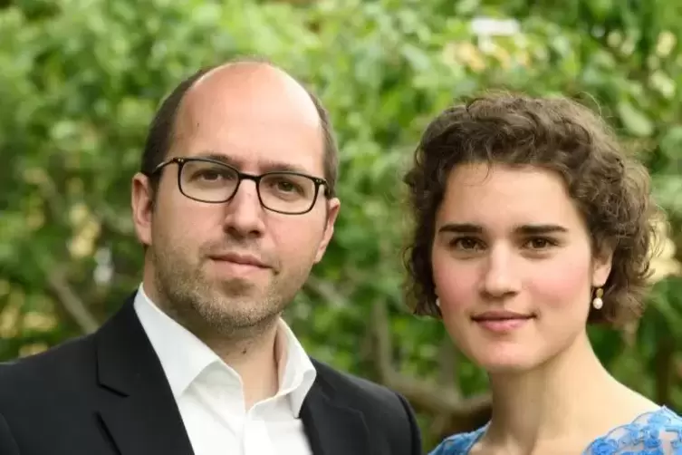 Christine und Stephan Rahn spielen an zwei Klavieren.