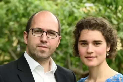 Christine und Stephan Rahn spielen an zwei Klavieren.