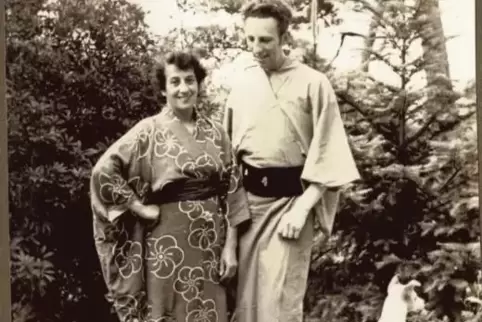 Das Idyll trügt: Rudolf und Hedwig Fetsch in traditioneller japanischer Kleidung in den 1940er-Jahren.
