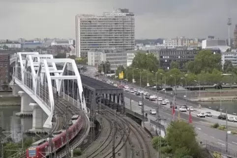 Steht etwa an der Stelle, an der schon die alte Rheinbrücke stand: die Konrad-Adenauer-Brücke in Ludwigshafen.