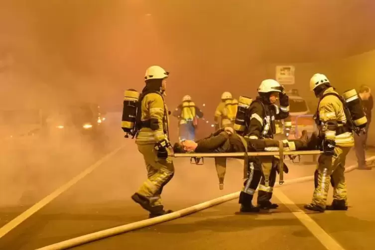 Zahlreiche Feuerwehren aus der Umgebung sind im Einsatz.
