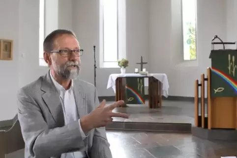 Pfarrer Volker Schönenberg stammt aus Köln, Ende der 70er-Jahre zog er der Liebe wegen in die Pfalz.