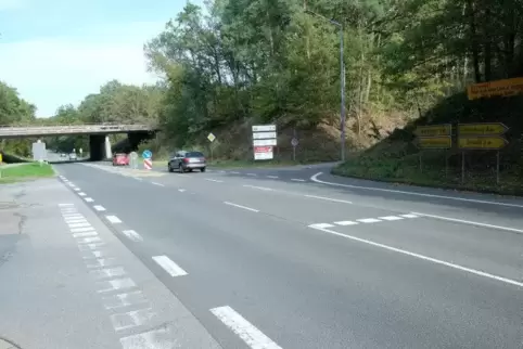 Bei Reiskirchen, unweit dieser Brücke über die Straße nach Jägersburg, möchte der Landesbetrieb den neuen Zubringer an die A?6 b