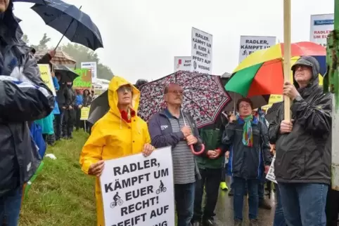 „Radler, kämfpt um euer Recht“: Ende September demonstrierten 200 Menschen gegen die Sperrung der Hafenstraße.