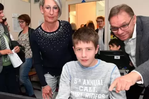 Schulleiterin Eva Hammann und Staatssekretär Hans Beckmann am Rechner von Anton Bruns, der seinen Computerführerschein macht.
