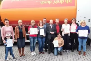 Bürgermeister Bernd Knöppel (Bildmitte) überreichte bei der Telinehmerehrung am Donnerstag Preise.