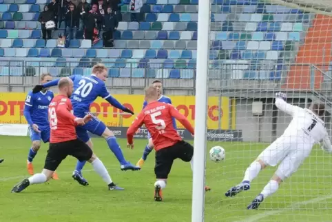 FKP-Angreifer Dennis Krob, diese Saison nach 14 Spieltagen noch ohne Feldtor, schoss im April beide Pirmasenser Treffer zum 2:1 