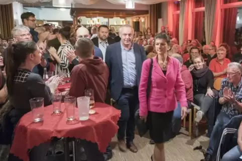 Auf dem Weg zum Podium: Sahra Wagenknecht sprach am Donnerstag im proppenvollen Lautrer Wirtshaus. Ihr Linke-Fraktionskollege im