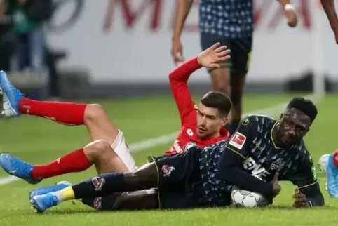 Kampfspiel, hier am Boden: Der Kölner Kingsley Schindler (vorne) gegen Aaron Martin vom FSV.