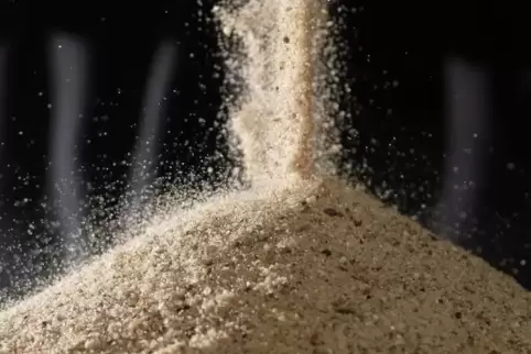 Sand auf der Fahrbahn hat in Bobenheim-Roxheim Polizei und Feuerwehr auf den Plan gerufen. 