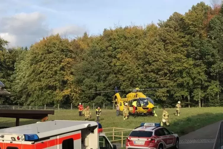 Ein Großaufgebot an Polizei, Rettungskräften und Feuerwehr war am Freitag bei einem Unfall in Mehlbach in der Buchdelle im Einsa