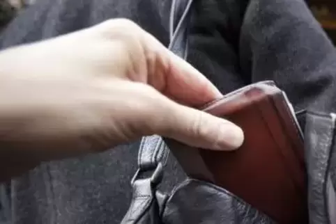 Der Geldbeute wurde aus der Handtasche geklaut.