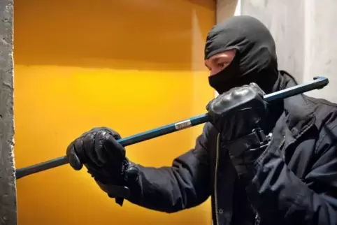 Bislang Unbekannte sind in ein Lagerraum im Bereich Winnweiler-Leithöfe eingedrungen. 