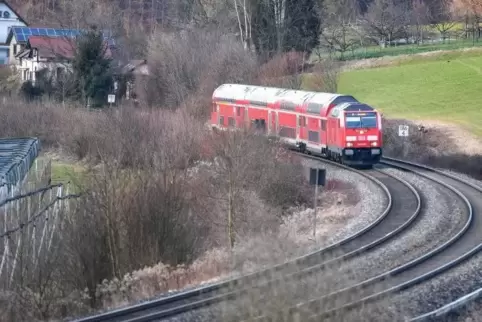 Die Südbahn von Ulm nach Friedrichshafen gehört zu den wenigen Strecken, an deren Elektrifizierung gerade gearbeitet wird.