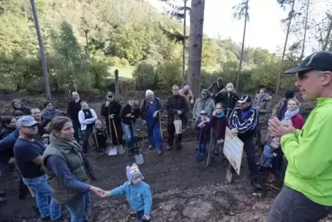 Hier wird gepflanzt: Revierleiterin Isabelle Behret (vorn links mit Sohn Jakob) und Pfalztrail-Vorsitzender Claus Wagner (rechts