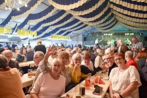 Partystimmung im weiß-blau dekorierten Festzelt.