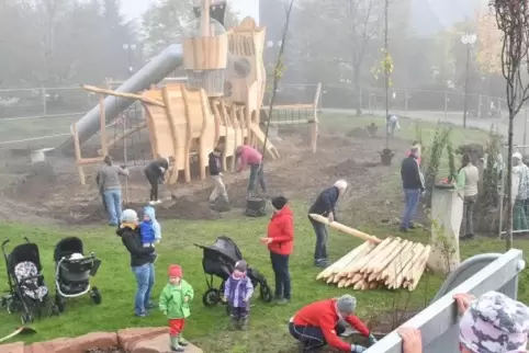 Eine Gemeinschaftsaktion ist der neue Wachenheimer Spielplatz mit dem großen Piratenschiff.