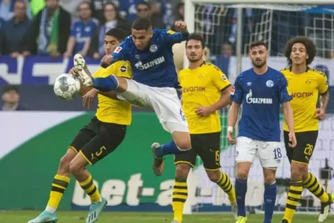 Energischer: Schalkes Omar Mascarell ist vor Achraf Hakimi am Ball. Dahinter: Mats Hummels.