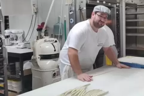 Von Oktober bis Januar backt Dennis Schürmann aus St. Goar in der deutschen Bäckerei Tanne in Tokio Weihnachtsplätzchen und Stol
