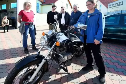 Versteigerung in Berghausen: Auktionatorin Meike Nahli (rechts) soll ein Motorrad unter den Hammer bringen.
