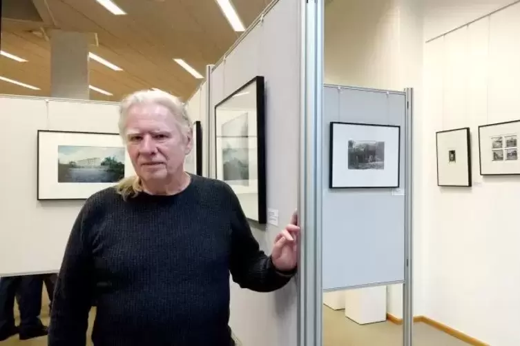 Hat nicht nur ein gutes Auge, sondern beherrscht auch ungewöhnliche Techniken: Fotokünstler Günther Wilhelm in der Ausstellung.