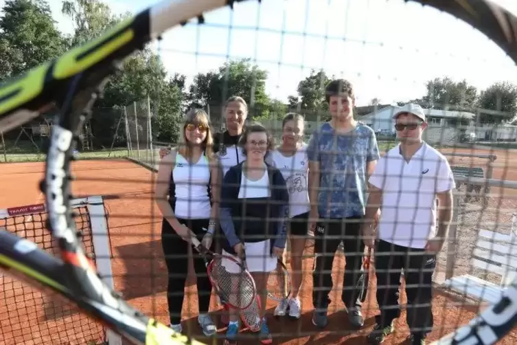 Menschen mit Einschränkungen sollen beim Tennisclub nicht nur eine sportliche Heimat finden. Eine integrative Gruppe trainiert b