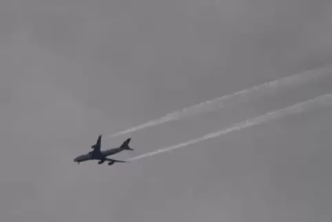 Zieht zwei Kerosinfahnen hinter sich her: der Lufthansa-Jumbo über dem Donnersbergkreis. 