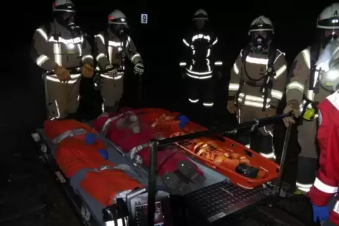 Verletzte werden auf der Schiebedraisine aus dem Tunnel herausgeholt.