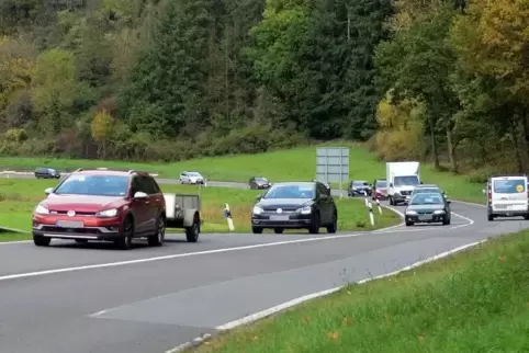 Langgezogene Kurve: Der Landesbetrieb Mobilität möchte diesen Bereich der Bundesstraße 48 zwischen Eisenschmelz und Tivoli entsc