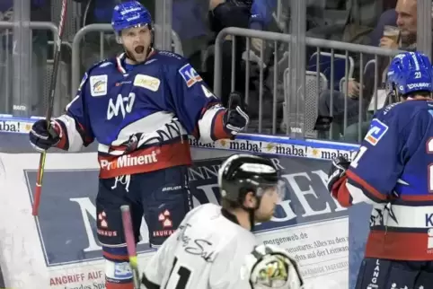 Chad Billins (links) jubelt nach seinem Tor zum 1:0.