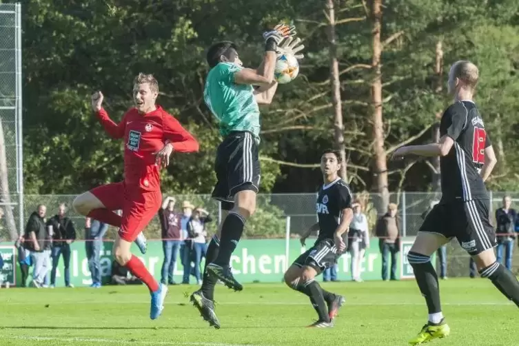 FCK-Stürmer Andri Runar Bjarnason scheitert an Torwart Patrick Stofleth von der TSG Pfeddersheim.