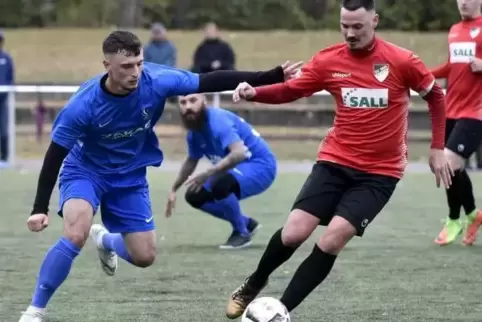 Fatjon Syla (blaues Trikot), hier in einem früheren Spiel, traf in Knittelsheim zweimal.