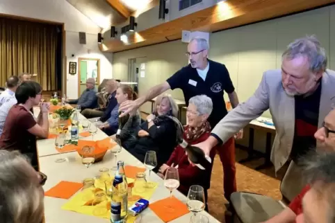 Wohl bekomm’s: Thomas Sartingen (rechts) und Josef Burkhard schenken den Gästen ein.