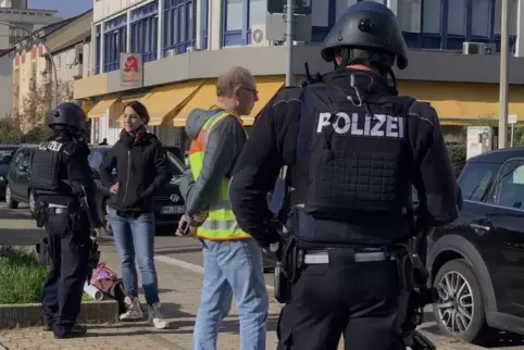 Zahlreiche Polizeibeamte haben sich an der BBS in Stellung gebracht.