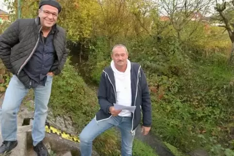 Möchten ein Bewusstsein für den Hofgraben in der Bevölkerung schaffen: die Bachpaten Matthias Benz und Rolf Reinbold (rechts) an