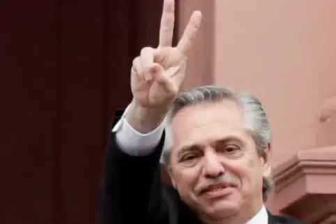 Der Neue: Präsident Alberto Fernández zeigt das Siegeszeichen.