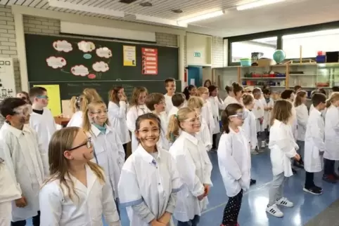 Ausgestattet mit Laborkittel und Schutzbrille starten die kleinen Forscher ihre ersten Versuche.