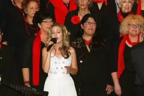 Miriam Umhauer moderierte das Jubiläumskonzert des Chors Cantamus und war zugleich auch Solistin.