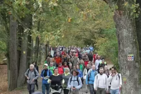 Start zum Wander-Halbmarathon beim Biosphärenhaus Fischbach.